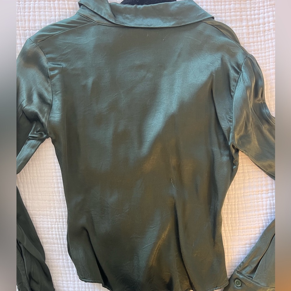 ZARA PLEATED SATIN BUTTON DOWN LONG SLEEVE IN OLIVE GREEN. size xs - Picture 5 of 5